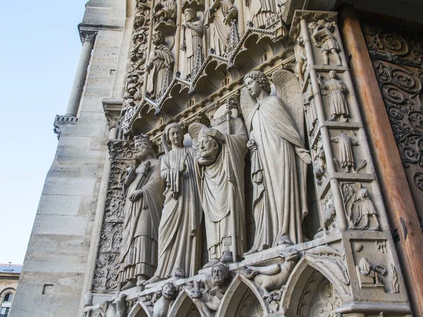 PARIS, FRANCE, le 27 octobre 2017. De nombreuses images sculpturales sur un sujet religieux ornent une façade de la cathédrale Notre Dame de Paris — Photo