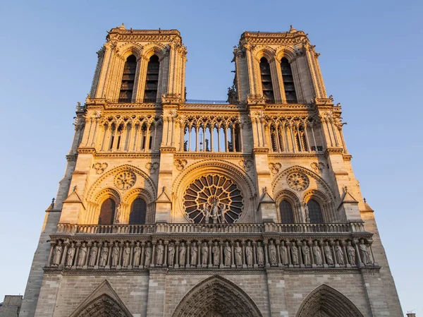 PARIS, FRANCE, le 27 octobre 2017. Les lumières du soleil couchant cathédrale Notre Dame de Paris qui est l'un des symboles de la ville — Photo