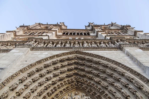 Paris, Frankrike, på 27 oktober 2017. Många skulpturala bilder på ett religiöst ämne dekorera en fasad av katedralen Notre Dame de Paris — Stockfoto