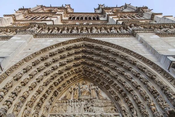 Париж, Франція, на 27 жовтня 2017 року. Численні скульптурних зображень з релігійні питання прикрасити фасаду собору Нотр-Дам де Парі — стокове фото