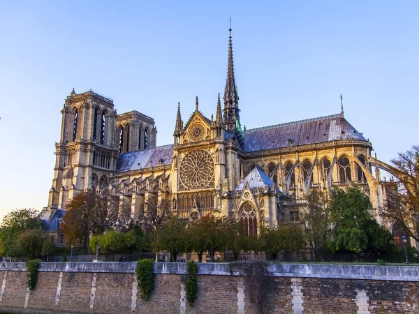 PARIS, FRANCE, le 27 octobre 2017. Vue de la cathédrale Notre Dame de Paris et du remblai de la rivière Seong — Photo