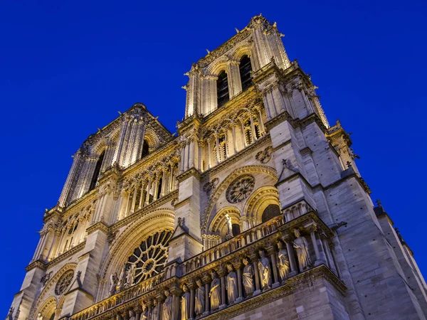 巴黎, 法国, 在2017年10月27日。夜景照明灯大教堂巴黎圣母院的门面, 这是城市标志之一 — 图库照片