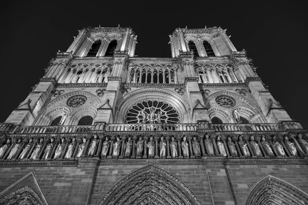 Париж, Франция, 27 октября 2017 года. Ночное освещение освещает фасад собора Парижской Богоматери, который является одним из символов города — стоковое фото