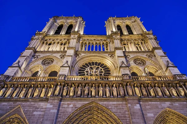 Paris, Frankrike, på 27 oktober 2017. Natt belysning lyser en fasad av katedralen Notre Dame de Paris som är en av stadens symboler — Stockfoto