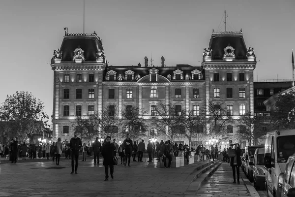 파리, 프랑스, 2017 년 10 월 27 일에. 야간 조명 조명 시내에서 역사적인 건물 — 스톡 사진