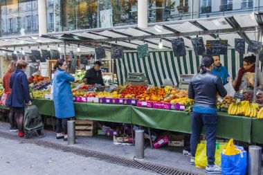 Paris, Fransa, üzerinde 27 Ekim 2017. Çeşitli sebze ve meyve kaldırımda dükkanda raflarda koyulur. İnsanlar meyve satın