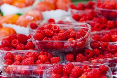 Taze ahududu kutularındaki dükkanı bir tezgahın üzerine dışarı atılır