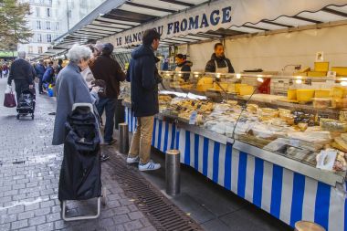 Paris, Fransa, üzerinde 27 Ekim 2017. İnsanlar şehrin altında açık havada sokak geleneksel çiftçi piyasasında dükkanda. Çeşitli peynirler bir gösteri-pencere sunulmaktadır