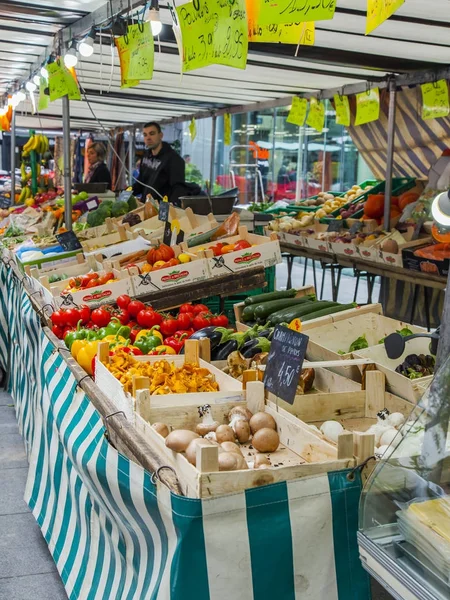 パリ、フランス、2017 年 10 月 27 日に。様々 な野菜や果物が歩道に店の棚にレイアウトされます。. — ストック写真