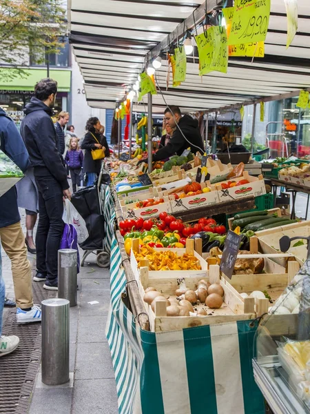 PARIS, FRANÇA, 27 de outubro de 2017. Vários legumes e frutas são colocados em prateleiras na loja na calçada. As pessoas compram fruta — Fotografia de Stock