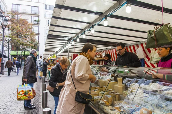 PARIS, FRANCIA, 27 de octubre de 2017. La gente compra en el tradicional mercado de agricultores en la calle de la ciudad bajo el cielo abierto. Varios quesos se presentan en una vitrina — Foto de Stock