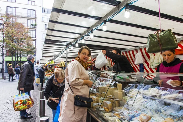 PARIS, FRANCE, le 27 octobre 2017. Les gens font leurs courses dans le marché fermier traditionnel sur la rue de la ville sous le ciel ouvert. Différents fromages sont présentés sur une vitrine — Photo