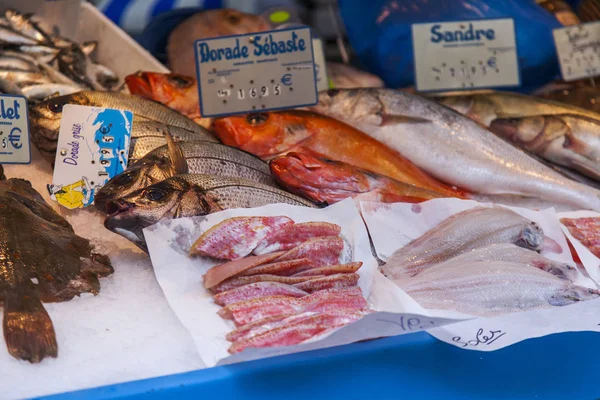 PARIS, FRANCE, on October 27, 2017. Fresh seafood and fish are laid out on a counter of shop and wait for buyers — Stock Photo, Image