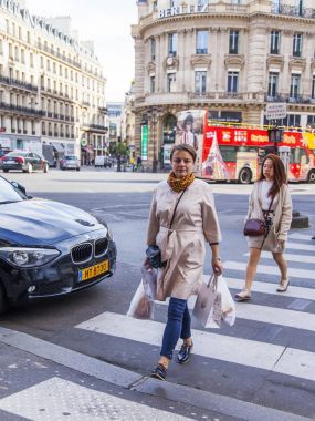 Paris, Fransa, üzerinde 27 Ekim 2017. Kadın yaya geçidi, karşıdan karşıya