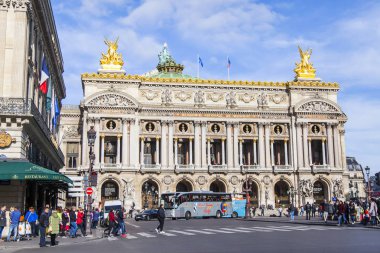Paris, Fransa, üzerinde 27 Ekim 2017. Opera Garnier cephe hangi yayalar ve araçların hareket aynı ad alanı manzarası merkezidir