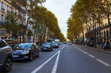 Paris, Fransa, üzerinde 27 Ekim 2017. Çok sayıda otomobil sokakta sonbahar sabah gidin..
