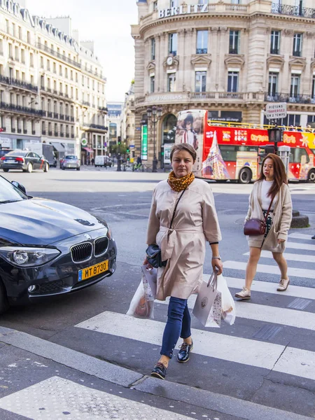 パリ、フランス、2017 年 10 月 27 日に。女性が横断歩道で通りを渡る — ストック写真