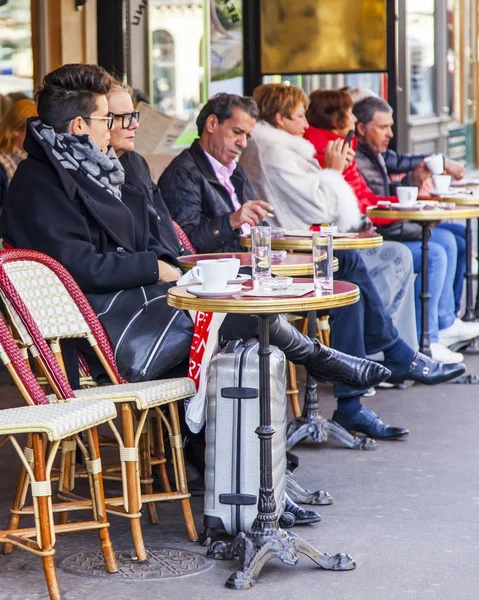 Paris, Fransa, üzerinde 27 Ekim 2017. İnsanlar sabah Paris sokaklarda tipik kafe küçük bir masada oturup. — Stok fotoğraf