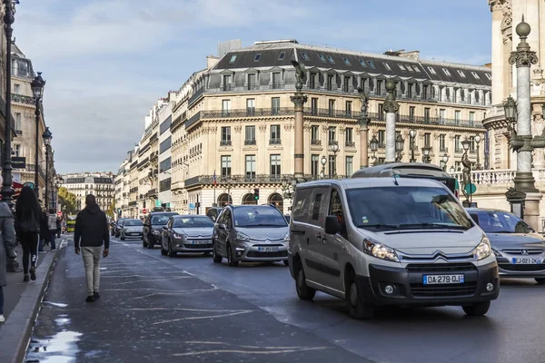 PARIS, FRANCIA, 27 de octubre de 2017. Numerosos coches van por la calle en la mañana de otoño . —  Fotos de Stock