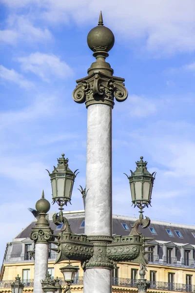 フランス 2017 豊かな装飾が施された美しい古いランプを飾るダウンタウンの街 — ストック写真