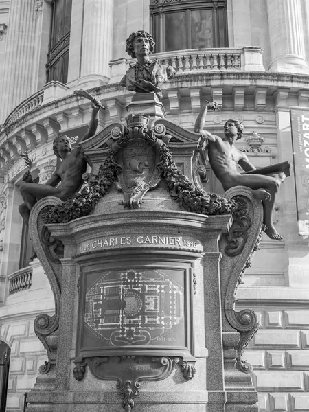 Paryż, Francja, w dniu 27 października 2017. Różne części architektonicznej dekoracji elewacji Opera Garnier — Zdjęcie stockowe