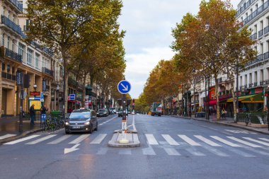 Paris, Fransa, üzerinde 27 Ekim 2017. Çok sayıda otomobil sokakta sonbahar sabah gidin..