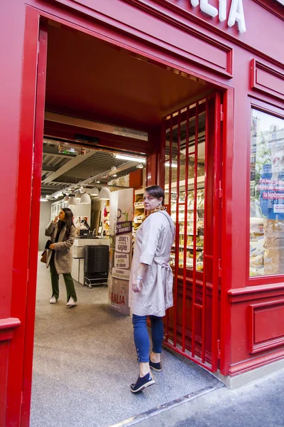PARIS, FRANCIA, 27 de octubre de 2017. La mujer se detuvo ante una antigua puerta de entrada en el edificio en el centro de la ciudad — Foto de Stock