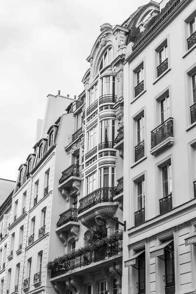 PARIS, FRANÇA, 27 de outubro de 2017. O sol ilumina a rua da cidade e detalhes arquitetônicos típicos de casas de no centro da cidade. Fragmento de fachada , — Fotografia de Stock