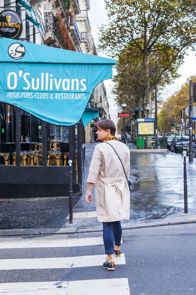 PARIGI, FRANCIA, il 27 ottobre 2017. Le donne attraversano la strada al bivio — Foto Stock