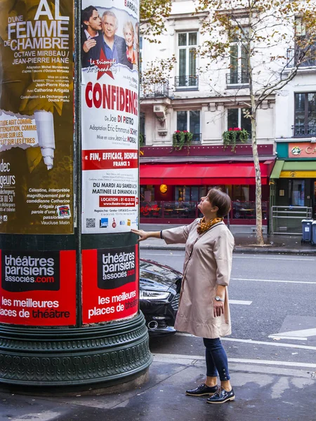 Paris França Outubro 2017 Mulher Verifica Cartazes Uma Lápide Rua — Fotografia de Stock