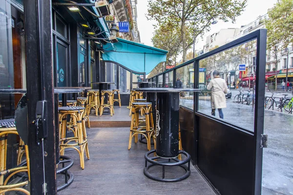PARIS, FRANCIA, 27 de octubre de 2017. Pequeñas mesas de café típico en la calle parisina esperan visitantes por la mañana . —  Fotos de Stock