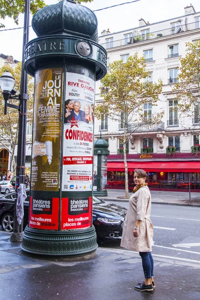 Paryż Francja Dniu Października 2017 Kobieta Sprawdza Plakaty Krawężnik Ulicy — Zdjęcie stockowe
