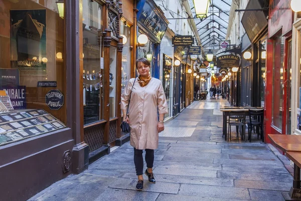 巴黎, 法国, 在2017年10月27日。年轻迷人的女人走在巴黎的通道 — 图库照片