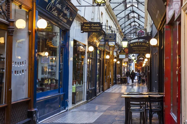 PARIS, FRANÇA, 27 de outubro de 2017. Sinais vintage pitorescos indicam lojas e restaurantes na passagem parisiense . — Fotografia de Stock