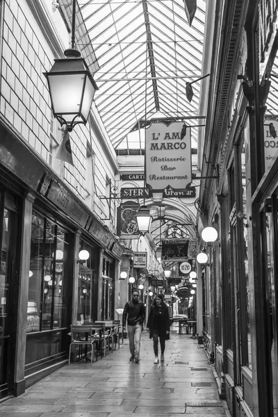 PARIS, FRANCE, le 27 octobre 2017. Des enseignes vintage pittoresques indiquent des boutiques et des restaurants dans le passage parisien . — Photo