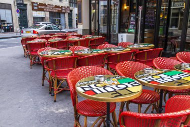 Paris, Fransa, üzerinde 27 Ekim 2017. Tipik café Paris Caddesi üzerinde küçük tablolar ziyaret edenler sabah bekliyoruz.. 