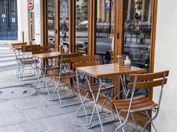 Париж, Франция, 27 октября 2017 года. Маленькие столики типичного кафе на парижской улице ждут посетителей утром . — стоковое фото
