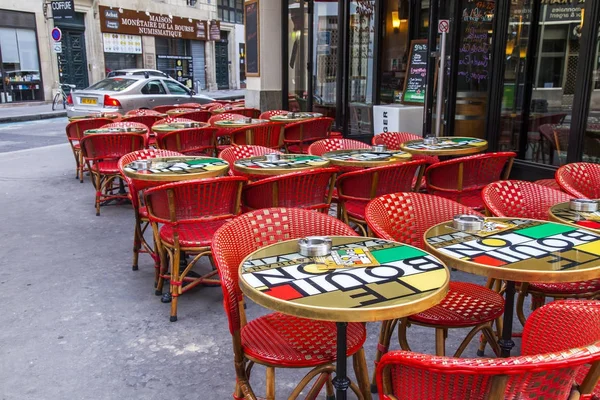 PARIS, FRANCE, on October 27, 2017. Little tables of typical cafe on the Parisian street expect visitors in the morning. — Stock Photo, Image