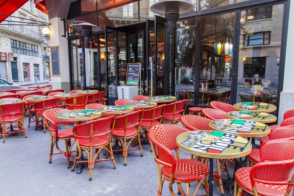 PARIS, FRANÇA, 27 de outubro de 2017. Pequenas mesas de café típico na rua parisiense esperam visitantes pela manhã . — Fotografia de Stock