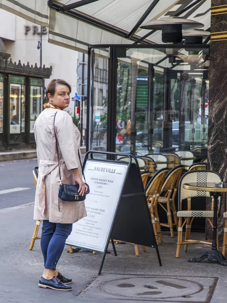  Paris, Fransa, üzerinde 27 Ekim 2017. Kafe giriş önce durdu kadın