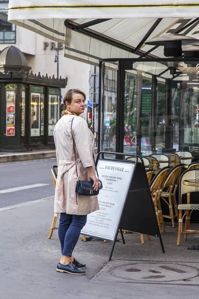 パリ、フランス、2017 年 10 月 27 日に。カフェへの入り口の前に止まった女性 — ストック写真