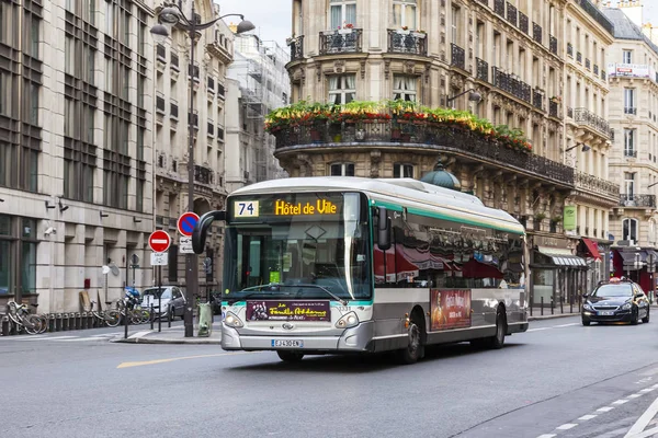 Paříž, Francie, na 27 října 2017. Autobus jede na náměstí — Stock fotografie