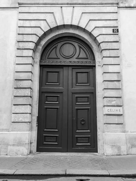 PARIS, FRANCE, on October 27, 2017. The traditional decor decorates an entrance door of the old building of in downtown. — Stock Photo, Image