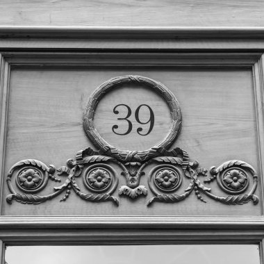 Paris, Fransa, üzerinde 27 Ekim 2017. Bir giriş kapısı şehir merkezinde, binanın eski geleneksel dekor Süsle. 