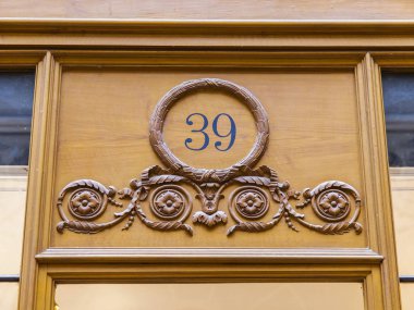 Paris, Fransa, üzerinde 27 Ekim 2017. Bir giriş kapısı şehir merkezinde, binanın eski geleneksel dekor Süsle. 