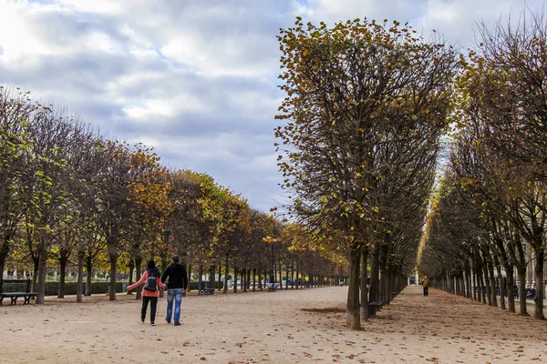 Paris Frankreich Oktober 2017 Menschen Spazieren Malerischen Herbstpark Zwischen Bäumen — Stockfoto