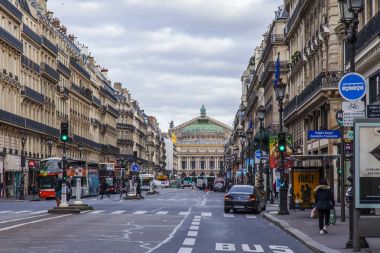 Paris, Fransa, üzerinde 27 Ekim 2017. İnsanlar ve araçların Avenue Opera üzerinde hareket ettirin. Ünlü Opera Garnier uzaktan