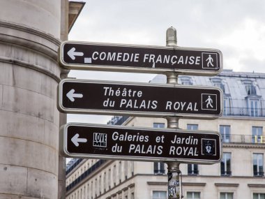 Paris, Fransa, üzerinde 27 Ekim 2017. Şehir gezinti unsurları çeşitli cazibe merkezlerine yön belirtin