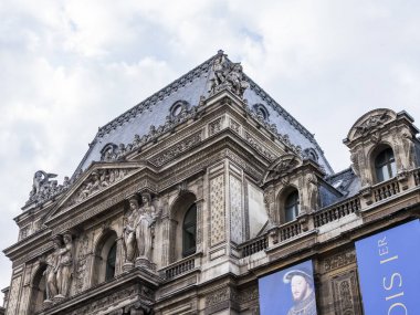   Paris, Fransa, 29 Ekim 2017. Zengin mimari dekorasyon Louvre kraliyet sarayını süsleyen