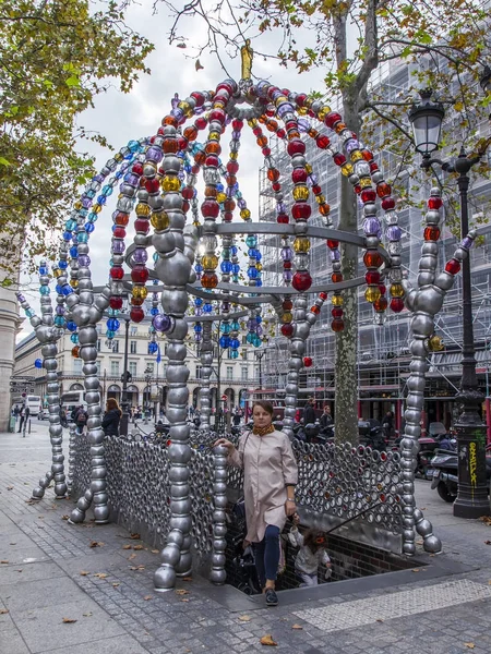 Paris Francia Octubre 2017 Atractiva Joven Sale Del Metro Las —  Fotos de Stock